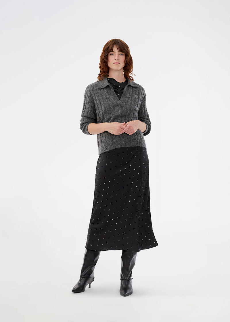 Polo inspireret strik. Risemd Polo er en tidsløs kabelstrik med broderet logo på brystet.