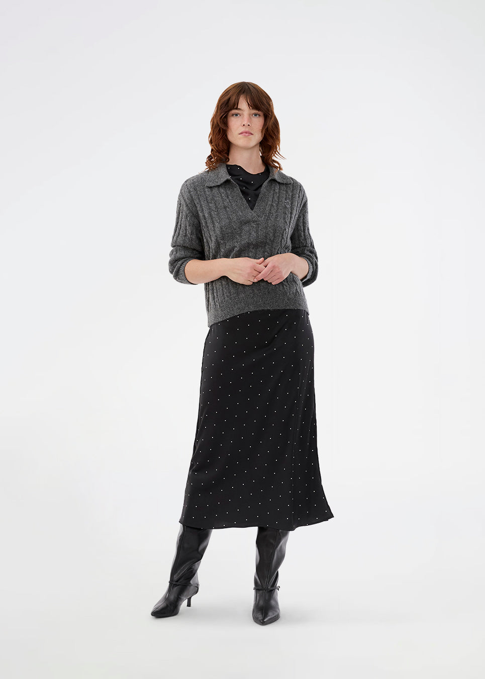 Polo inspireret strik. Risemd Polo er en tidsløs kabelstrik med broderet logo på brystet.