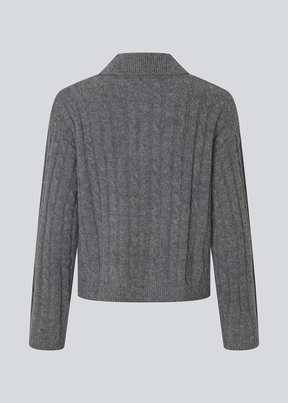 Polo inspireret strik. Risemd Polo er en tidsløs kabelstrik med broderet logo på brystet.