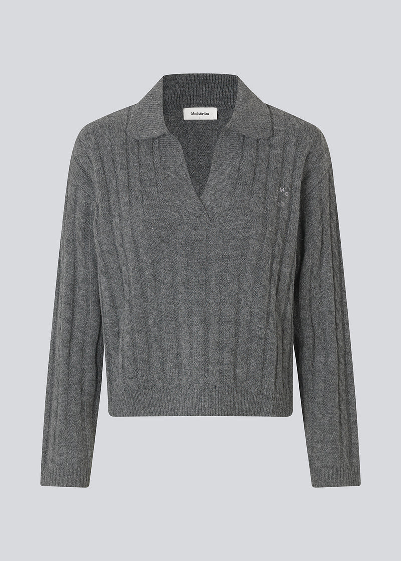 Polo inspireret strik. Risemd Polo er en tidsløs kabelstrik med broderet logo på brystet.