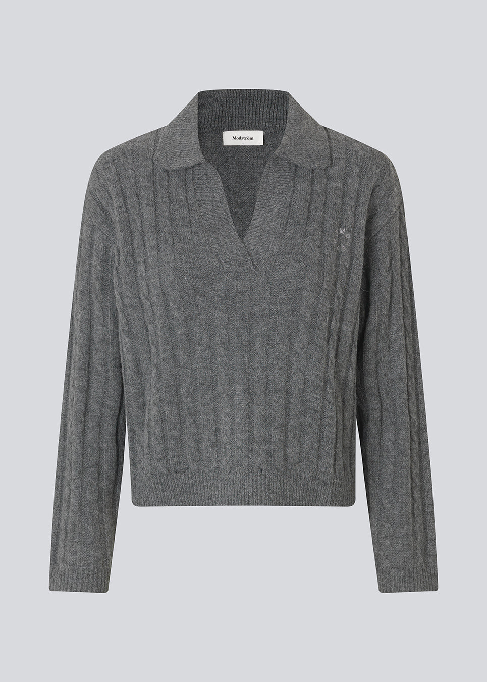 Polo inspireret strik. Risemd Polo er en tidsløs kabelstrik med broderet logo på brystet.