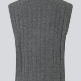 Tætsiddende vest i kabelstrik. Risemd vest er tidsløs og har et broderet logo på brystet. Perfekt til et cool og klassisk lag-på-lag look.