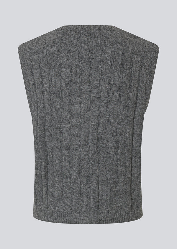 Tætsiddende vest i kabelstrik. Risemd vest er tidsløs og har et broderet logo på brystet. Perfekt til et cool og klassisk lag-på-lag look.