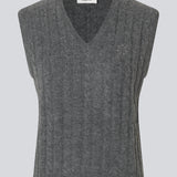 Tætsiddende vest i kabelstrik. Risemd vest er tidsløs og har et broderet logo på brystet. Perfekt til et cool og klassisk lag-på-lag look.