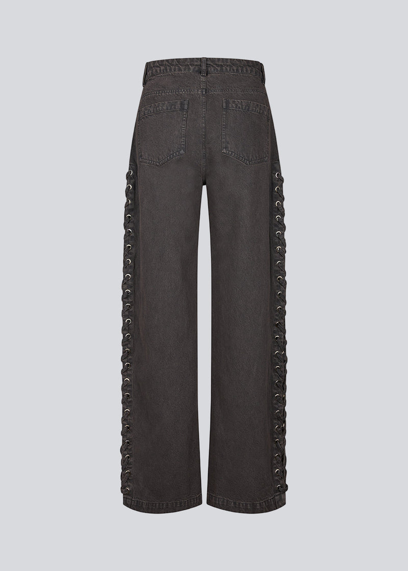 Sorte/mørkegrå Jeans med brede ben. Riyamd pants har høj talje og snørredetaljer langs benene, der giver den et cool og edgy look.