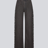 Sorte/mørkegrå Jeans med brede ben. Riyamd pants har høj talje og snørredetaljer langs benene, der giver den et cool og edgy look.