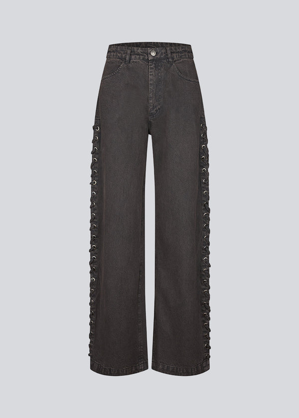 Sorte/mørkegrå Jeans med brede ben. Riyamd pants har høj talje og snørredetaljer langs benene, der giver den et cool og edgy look.