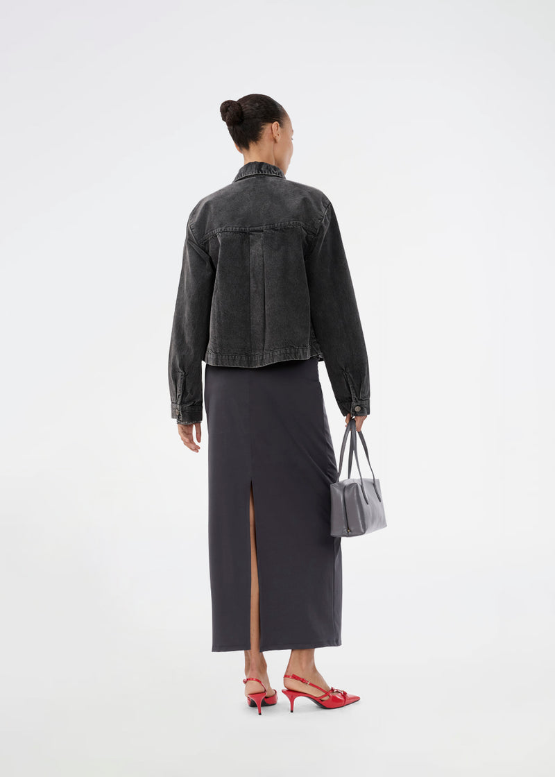 Kort denim skjorte. Riyamd shirt har brystlommer og knaplukning, som giver den et cool og edgy look.