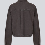 Kort denim skjorte. Riyamd shirt har brystlommer og knaplukning, som giver den et cool og edgy look.