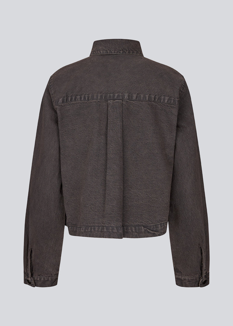 Kort denim skjorte. Riyamd shirt har brystlommer og knaplukning, som giver den et cool og edgy look.