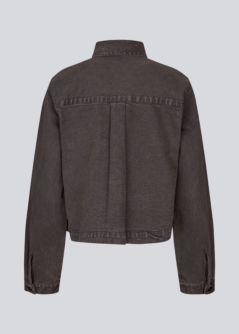 Kort denim skjorte. Riyamd shirt har brystlommer og knaplukning, som giver den et cool og edgy look.