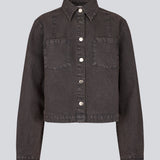 Kort denim skjorte. Riyamd shirt har brystlommer og knaplukning, som giver den et cool og edgy look.