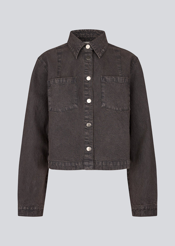 Kort denim skjorte. Riyamd shirt har brystlommer og knaplukning, som giver den et cool og edgy look.