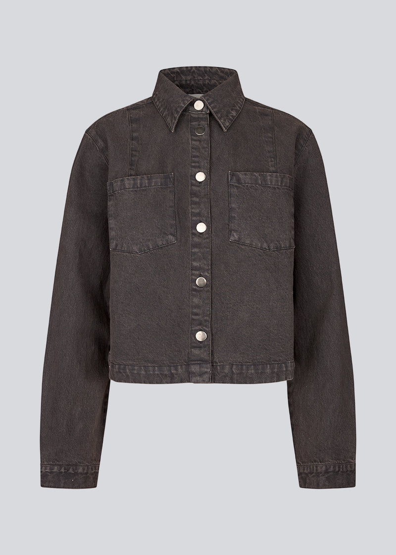 Kort denim skjorte. Riyamd shirt har brystlommer og knaplukning, som giver den et cool og edgy look.