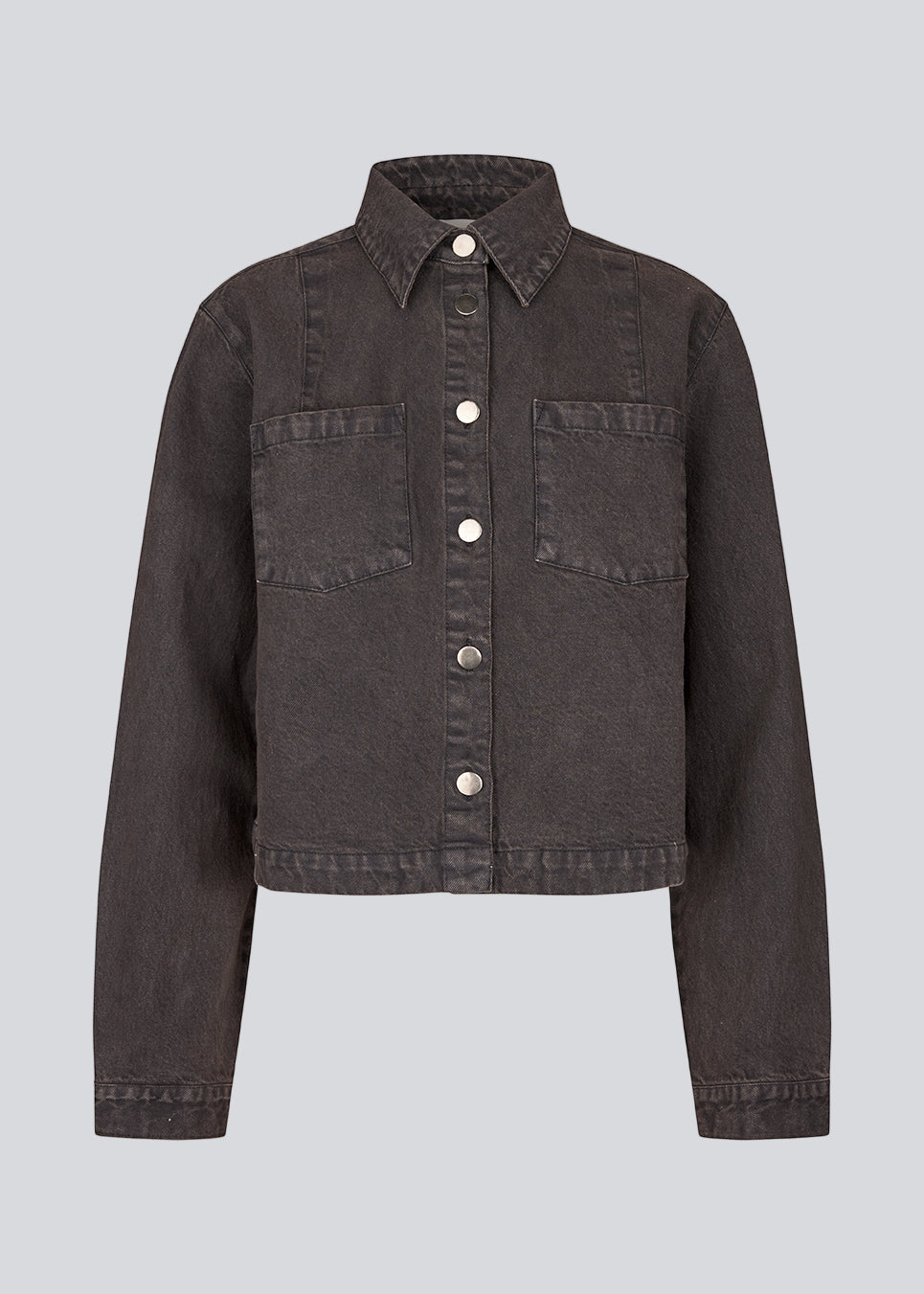 Kort denim skjorte. Riyamd shirt har brystlommer og knaplukning, som giver den et cool og edgy look.