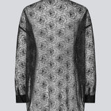 Oversized skjorte i gennemsigtig materiale. Roccomd long shirt har en klassisk krave og knaplukning med et smuk syet rosenmønster – feminin og stilfuld.