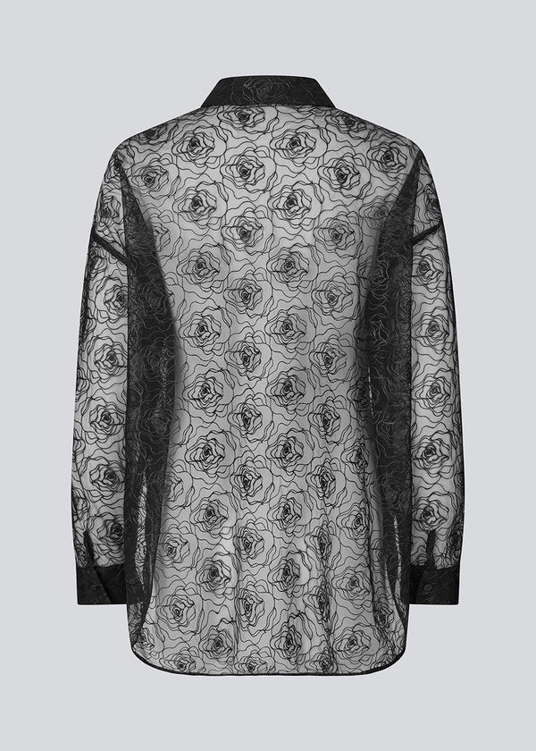 Oversized skjorte i gennemsigtig materiale. Roccomd long shirt har en klassisk krave og knaplukning med et smuk syet rosenmønster – feminin og stilfuld.