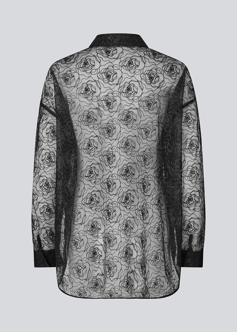 Oversized skjorte i gennemsigtig materiale. Roccomd long shirt har en klassisk krave og knaplukning med et smuk syet rosenmønster – feminin og stilfuld.