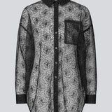 Oversized skjorte i gennemsigtig materiale. Roccomd long shirt har en klassisk krave og knaplukning med et smuk syet rosenmønster – feminin og stilfuld.