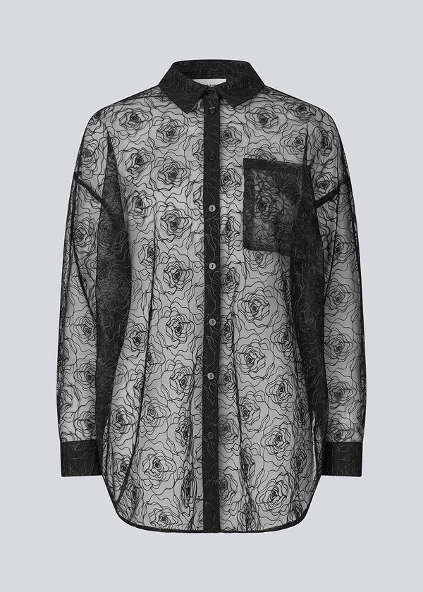 Oversized skjorte i gennemsigtig materiale. Roccomd long shirt har en klassisk krave og knaplukning med et smuk syet rosenmønster – feminin og stilfuld.
