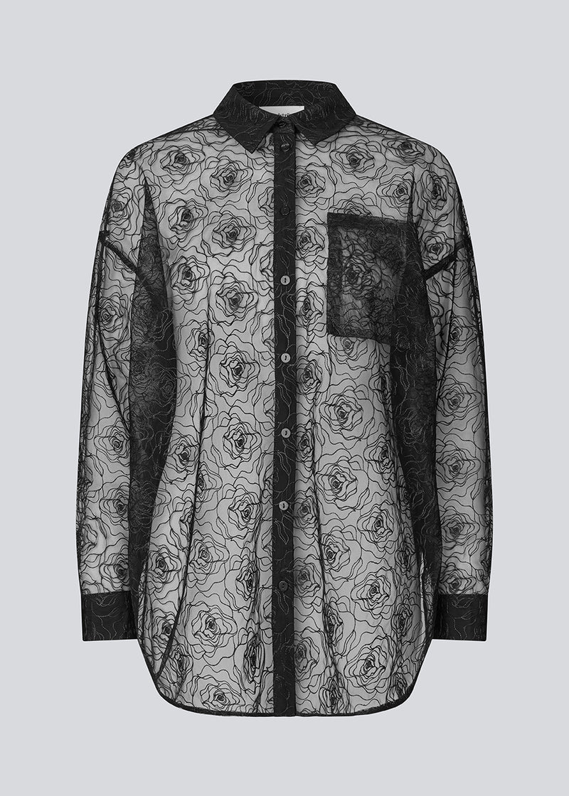 Oversized skjorte i gennemsigtig materiale. Roccomd long shirt har en klassisk krave og knaplukning med et smuk syet rosenmønster – feminin og stilfuld.