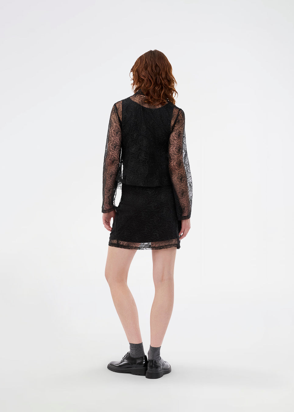 Sort figursyet skjorte i gennemsigtig materiale. Roccomd shirt har en klassisk krave og knaplukning med et smuk syet rosenmønster – feminin og stilfuld.
