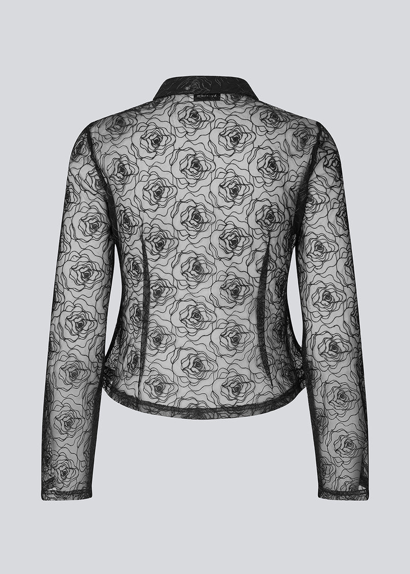Sort figursyet skjorte i gennemsigtig materiale. Roccomd shirt har en klassisk krave og knaplukning med et smuk syet rosenmønster – feminin og stilfuld.
