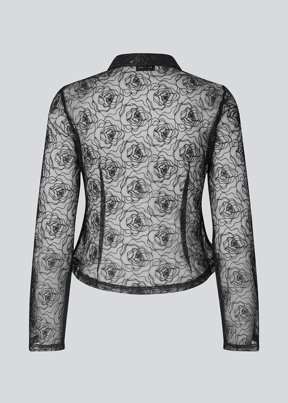 Sort figursyet skjorte i gennemsigtig materiale. Roccomd shirt har en klassisk krave og knaplukning med et smuk syet rosenmønster – feminin og stilfuld.
