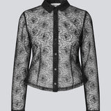 Sort figursyet skjorte i gennemsigtig materiale. Roccomd shirt har en klassisk krave og knaplukning med et smuk syet rosenmønster – feminin og stilfuld.
