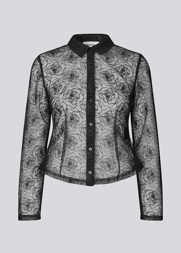 Sort figursyet skjorte i gennemsigtig materiale. Roccomd shirt har en klassisk krave og knaplukning med et smuk syet rosenmønster – feminin og stilfuld.

