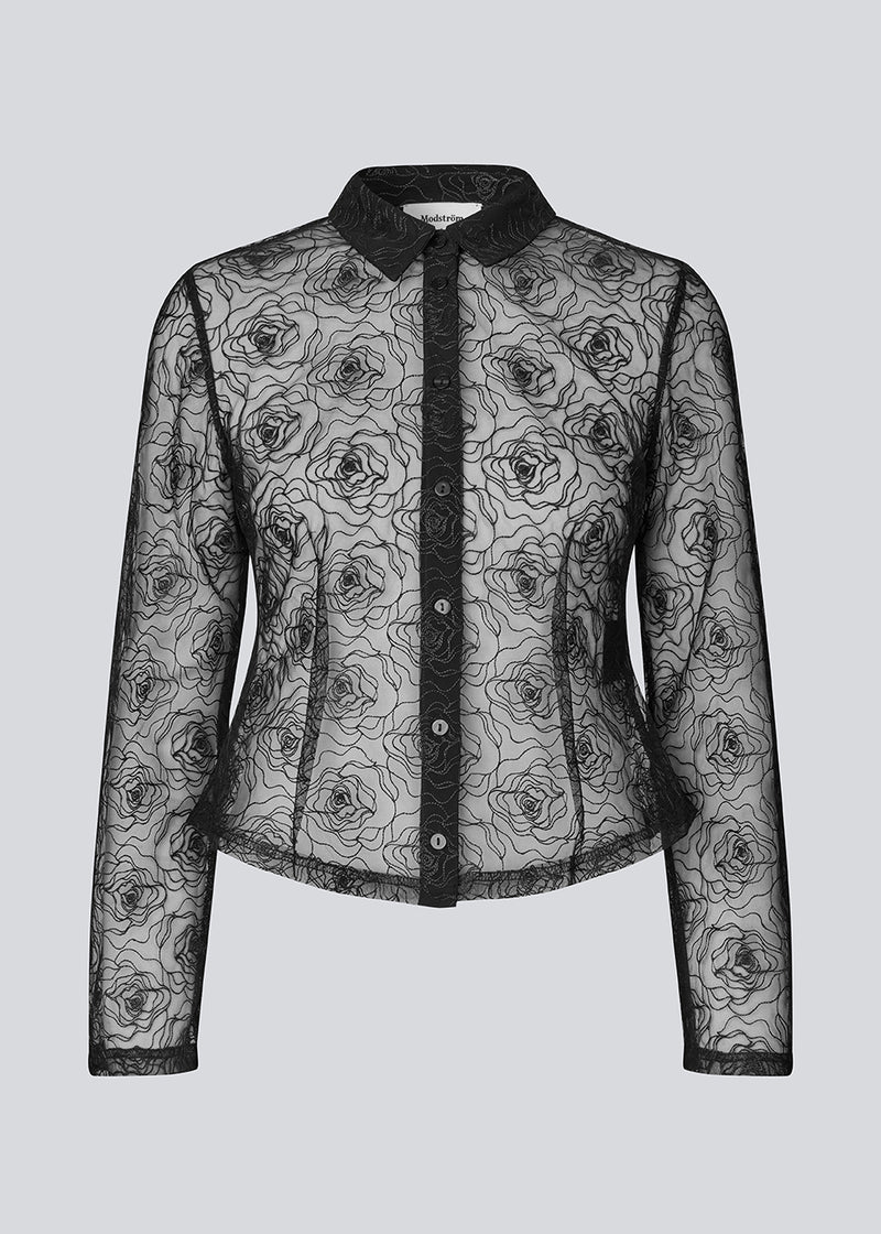 Sort figursyet skjorte i gennemsigtig materiale. Roccomd shirt har en klassisk krave og knaplukning med et smuk syet rosenmønster – feminin og stilfuld.
