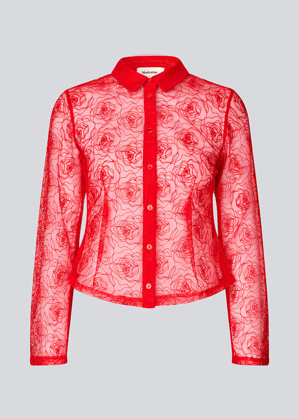 Rød figursyet skjorte i gennemsigtig materiale. Roccomd shirt har en klassisk krave og knaplukning med et smuk syet rosenmønster – feminin og stilfuld.