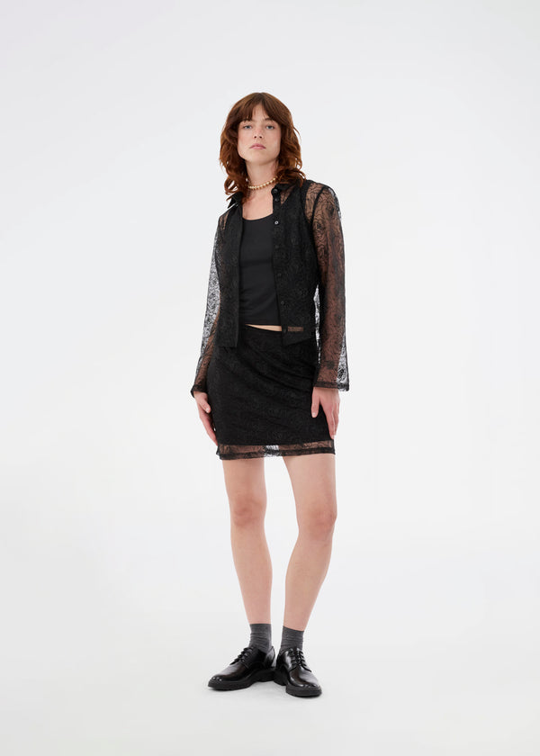 Sort kort A-formet nederdel. Roccomd skirt har usynlig lynlås i siden, foer og et smuk syet rosenmønster – &nbsp;perfekt til både hverdag og fest.
