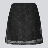 Sort kort A-formet nederdel. Roccomd skirt har usynlig lynlås i siden, foer og et smuk syet rosenmønster – &nbsp;perfekt til både hverdag og fest.

