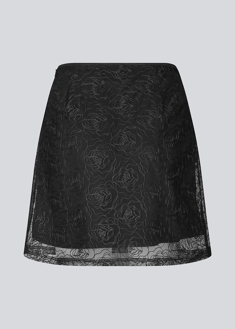 Sort kort A-formet nederdel. Roccomd skirt har usynlig lynlås i siden, foer og et smuk syet rosenmønster – &nbsp;perfekt til både hverdag og fest.

