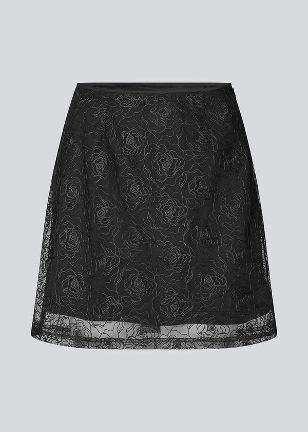 Sort kort A-formet nederdel. Roccomd skirt har usynlig lynlås i siden, foer og et smuk syet rosenmønster – &nbsp;perfekt til både hverdag og fest.

