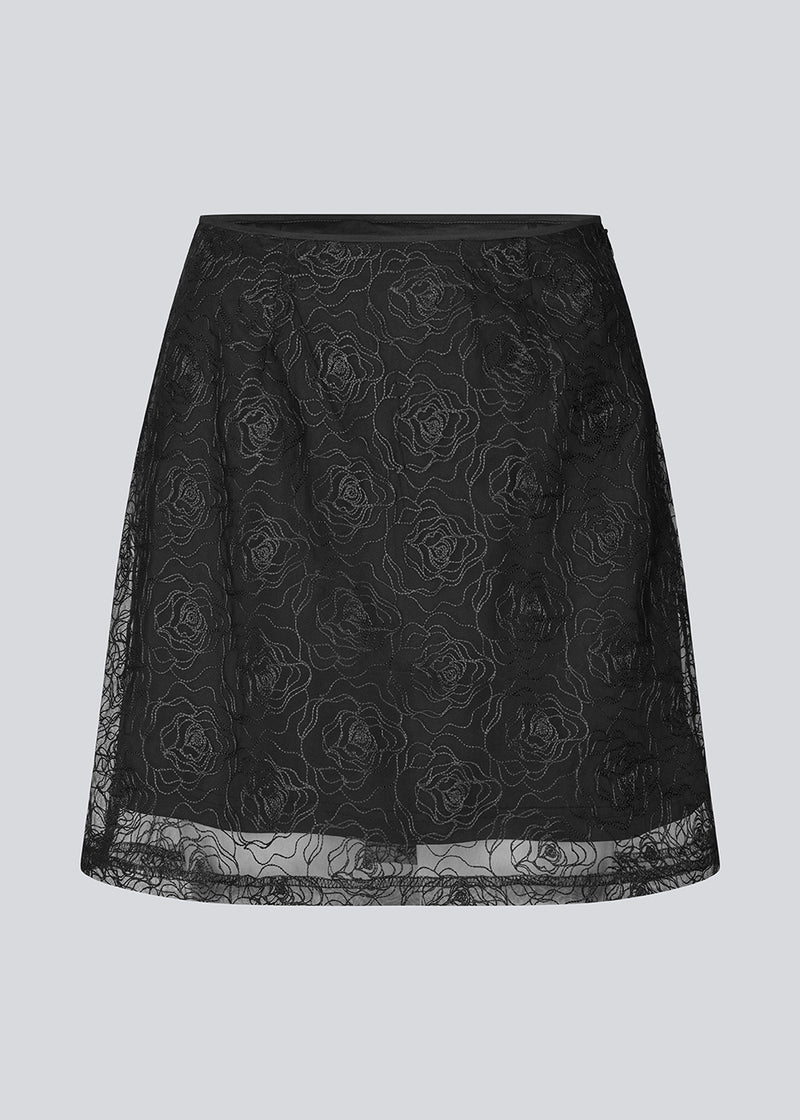Sort kort A-formet nederdel. Roccomd skirt har usynlig lynlås i siden, foer og et smuk syet rosenmønster – &nbsp;perfekt til både hverdag og fest.
