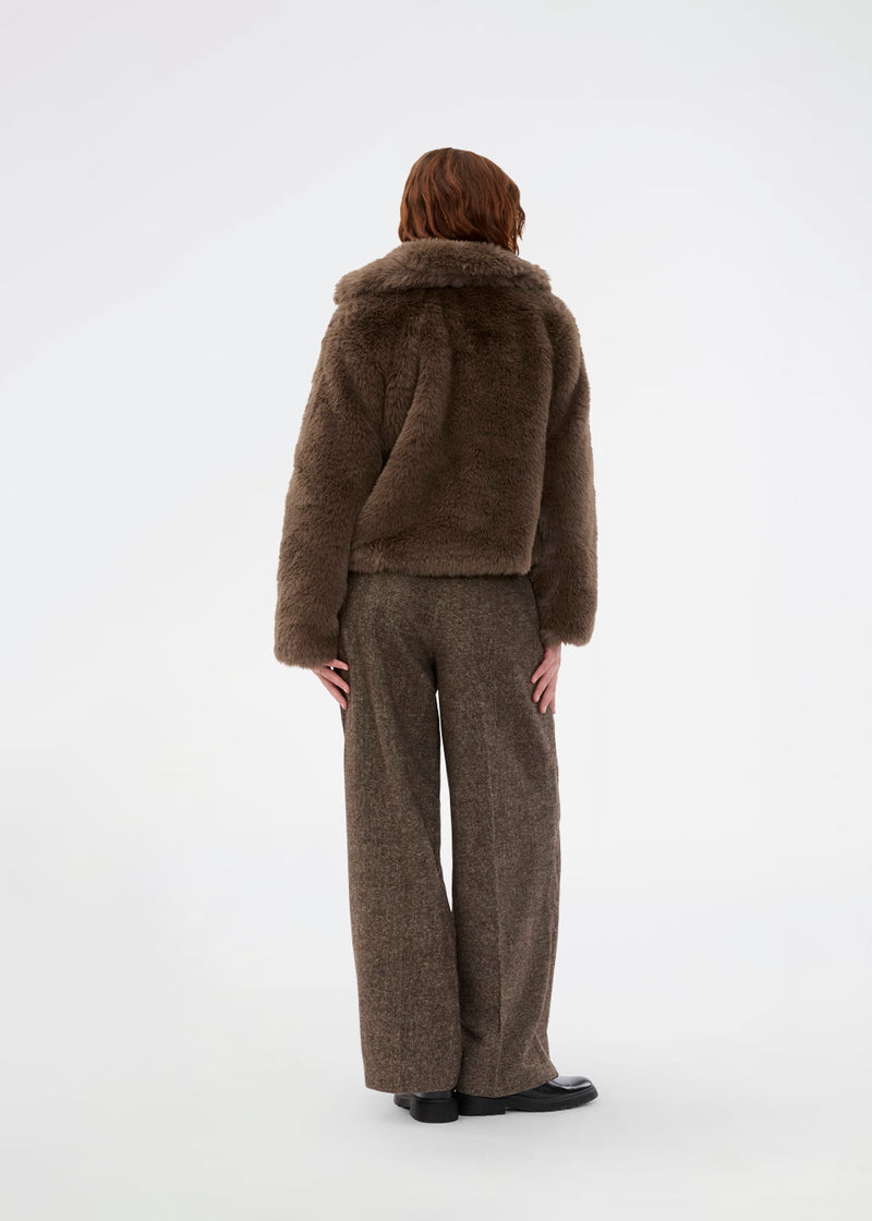 Habitbukser i uld med brede ben. Rockymd pants har høj talje, læg og sidelommer. En klassisk buks i struktureret materiale.