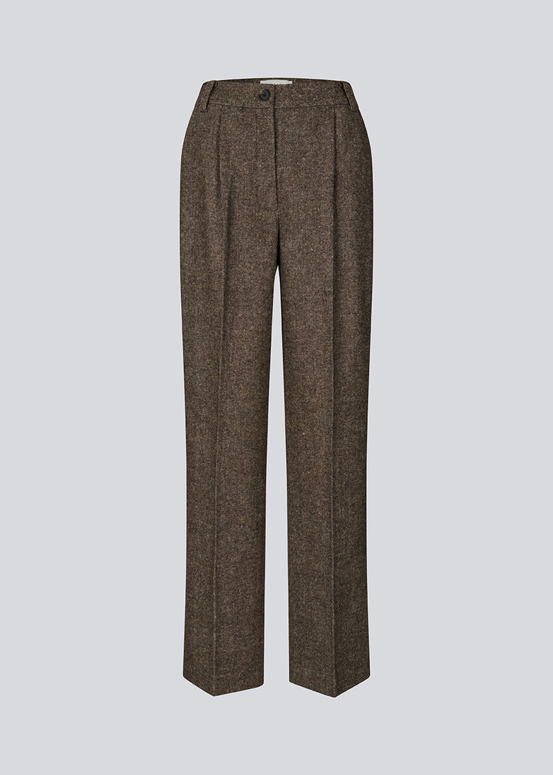 Habitbukser i uld med brede ben. Rockymd pants har høj talje, læg og sidelommer. En klassisk buks i struktureret materiale.