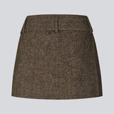Miniskirt i uld. Rockymd skirt har et bredt bælte med et dekorativt bæltespænde, der giver den et cool og edgy udtyrk.