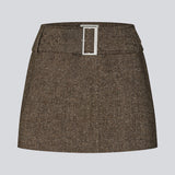 Miniskirt i uld. Rockymd skirt har et bredt bælte med et dekorativt bæltespænde, der giver den et cool og edgy udtyrk.