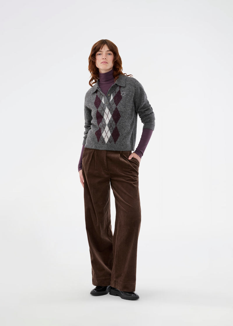 Polo inspireret strik med lange ærmer. Roganmd polo strik har harlekinmønster og et broderet logo på brystet, der giver stikken en klassisk udtyk.