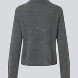 Polo inspireret strik med lange ærmer. Roganmd polo strik har harlekinmønster og et broderet logo på brystet, der giver stikken en klassisk udtyk.