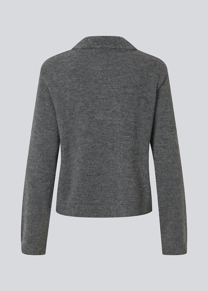 Polo inspireret strik med lange ærmer. Roganmd polo strik har harlekinmønster og et broderet logo på brystet, der giver stikken en klassisk udtyk.