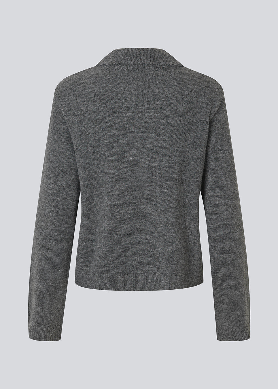 Polo inspireret strik med lange ærmer. Roganmd polo strik har harlekinmønster og et broderet logo på brystet, der giver stikken en klassisk udtyk.