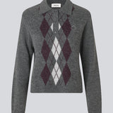Polo inspireret strik med lange ærmer. Roganmd polo strik har harlekinmønster og et broderet logo på brystet, der giver stikken en klassisk udtyk.