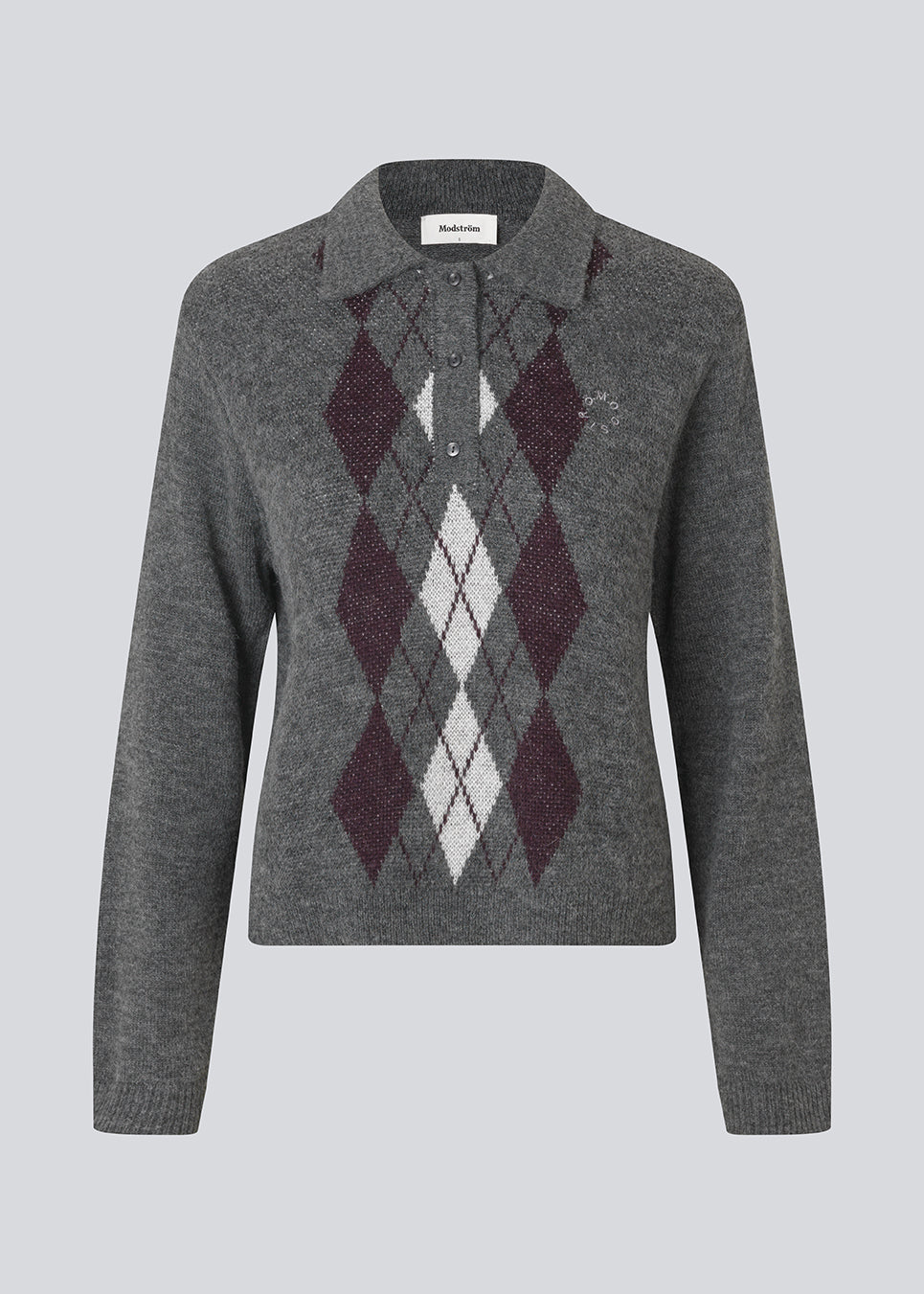 Polo inspireret strik med lange ærmer. Roganmd polo strik har harlekinmønster og et broderet logo på brystet, der giver stikken en klassisk udtyk.