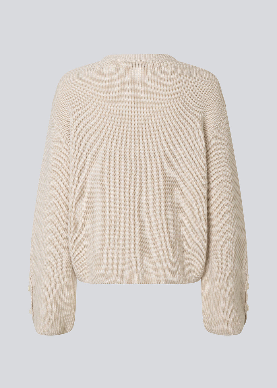 Striktrøje i hvud/creme i økologisk bomuld. Rosemd o-neck har rund hals og knapdetaljer på ærmerne – en enkel og klassisk style.