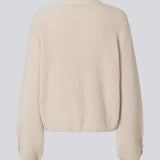 Striktrøje i hvud/creme i økologisk bomuld. Rosemd o-neck har rund hals og knapdetaljer på ærmerne – en enkel og klassisk style.