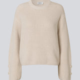 Striktrøje i hvud/creme i økologisk bomuld. Rosemd o-neck har rund hals og knapdetaljer på ærmerne – en enkel og klassisk style.